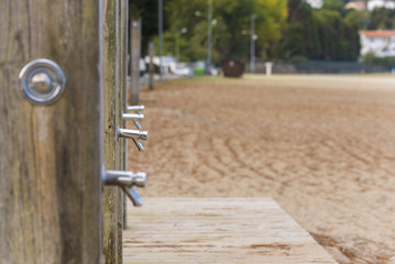 Duchas de playa en fila.