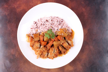 Brown rice with chicken topped Japanese yellow curry.