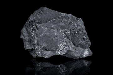 schungit vor schwarzem Hintergrund, Heilstein  Mineralien