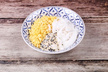 Streamed mung bean topped roll coconut  with sesame in sugar .