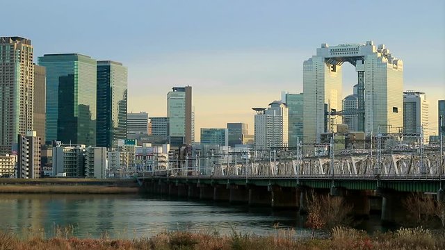 淀川を渡る阪急電車と大阪キタの街並み