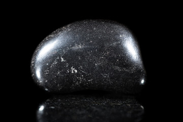 magnetit vor schwarzem Hintergrund, Heilstein  Mineralien