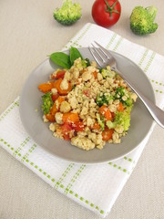 Gemüse-Crumble mit Karotten, Broccoli, Tomaten und Parmesan Streuseln