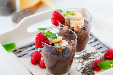 Chia Samen Pudding zubereitet mit Schokolade Soja Milch (Salvia hispanica)