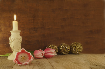 stillleben mit kerze und tulpen