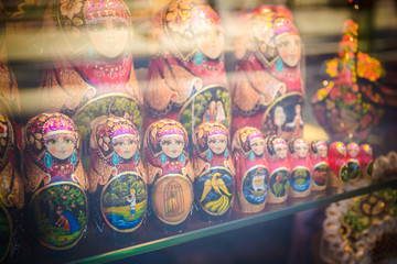 Fototapeta na wymiar russian dolls matryoshka in store window