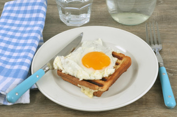 Croque-madame dans une assiette