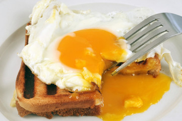 Croque-madame avec un œuf coulant