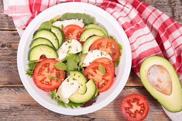 avocado,tomato and mozzarella salad