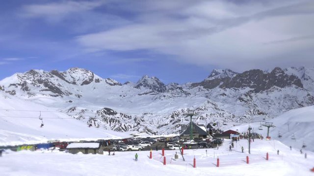 Estaci&oacute;n de esqu&iacute; con gente haciendo deporte y esquiando y divirtiendose, valle de tena, pirineo aragon&eacute;s	