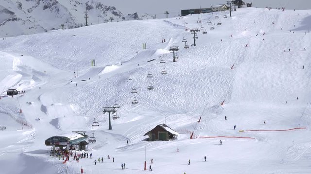 Estaci&oacute;n de esqu&iacute; con gente haciendo deporte y esquiando y divirtiendose, valle de tena, pirineo aragon&eacute;s	