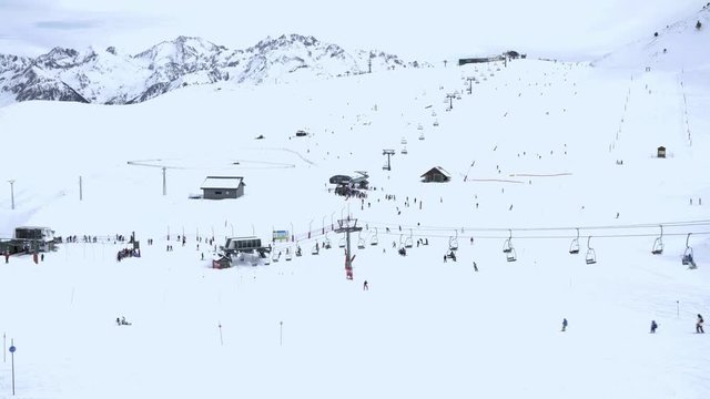 Estaci&oacute;n de esqu&iacute; con gente haciendo deporte y esquiando y divirtiendose, valle de tena, pirineo aragon&eacute;s	