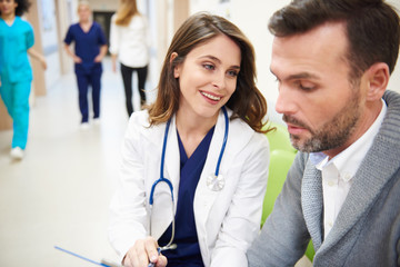 Obraz premium Doctor tries to console patients husband