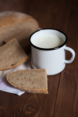 Obraz na płótnie Canvas Чашка молока с хлебом на столе.