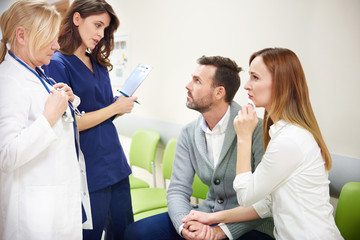 Medical team explaining results to patients relatives © gpointstudio