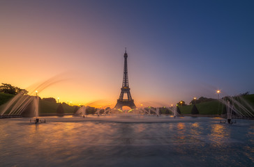 Fototapeta na wymiar Torre Eiffel al amanecer desde la fuente del Trocadero