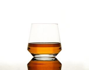 Whisky on reflective tabel