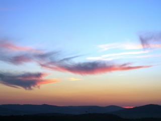   Uložit Náhled stahování Nice sky with winnowed clouds during sundown. Alpenglow over the backdrop.