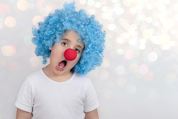 niño divertido en carnaval