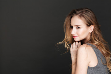 Naklejka premium Young amazing woman posing over dark background