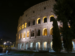 Fototapeta na wymiar Kolosseum bei Nacht