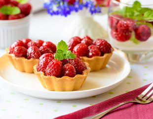 Cupcakes with raspberries