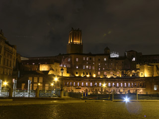 Fototapeta na wymiar Trajansmärkte Rom bei Nacht