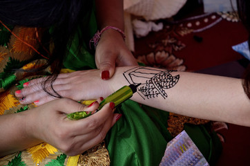 realization of henna tattoo on wrist