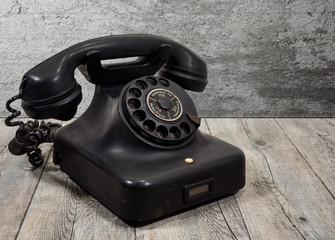 schönes altes telefon mit wählscheibe