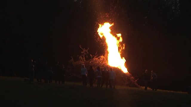 Osterfeuer entz&uuml;nden - da treffen sich die Leute und feiern (Totale)