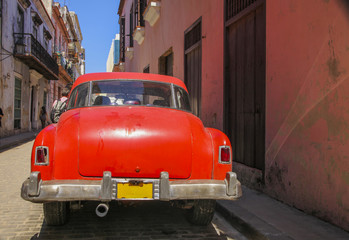 Red oldtimer in Havanna