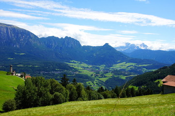 Fototapeta na wymiar Berglandschaft in den Dolomiten mit Völs am Fuss des Schlern