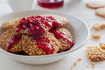 Sesame cookies with raspberry jam