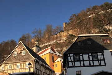 Winterliches Kleinod im Zittauer Gebirge / Kurort Oybin mit Bergkirche und Burgruine auf dem gleichnamigen Berg
