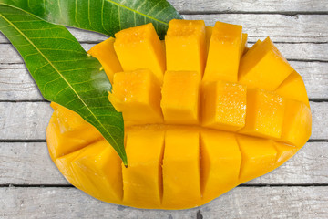  tranche de mangue sur fond bois