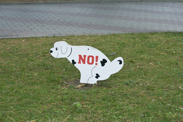 Знак запрещающий выгул собак на газоне - obrazy, fototapety, plakaty