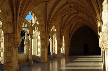 Fototapeta na wymiar Monastère des Hiéronymites éclairé par le soleil couchant