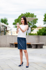 Obraz premium Beautiful brunette woman in summer dress on the street