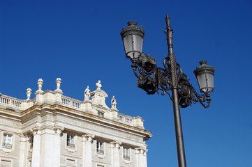Fototapeta na wymiar Réverbère et aperçu du palais royal de Madrid