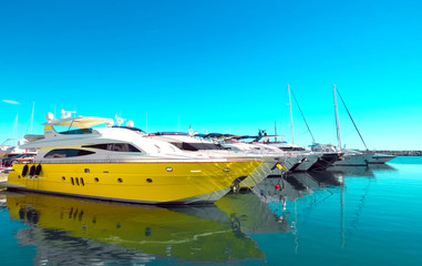 Obraz premium Yellow yacht vintage