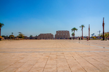 Fototapeta na wymiar Entrance to Karnak temple