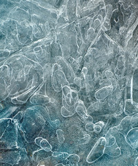 Vackra mönster i en frusen sjö. 