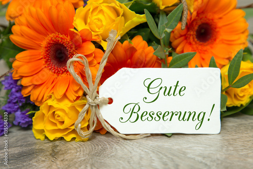 Blumen und Karte: Gute Besserung Stockfotos und