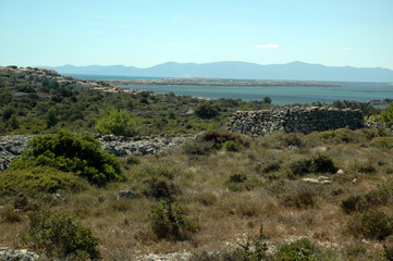 Port-Leucate entre Pyr&eacute;n&eacute;es, &eacute;tang et plateau aride.