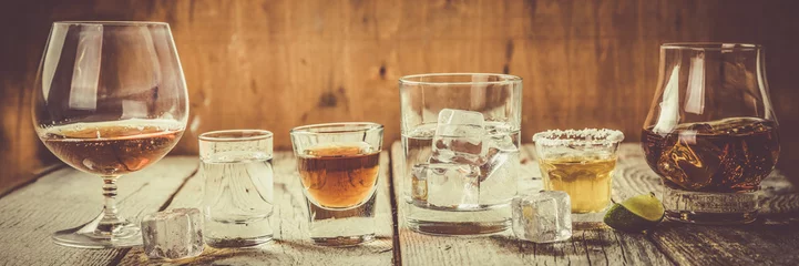 Foto auf Acrylglas Bar Auswahl an alkoholischen Getränken