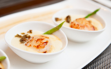 Grilled sea scallop with cream sauce