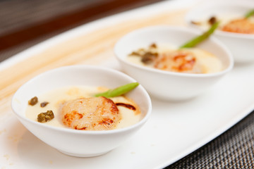Grilled sea scallop with cream sauce