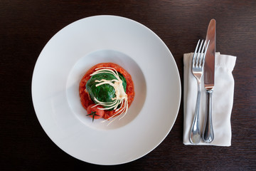Stuffed spinach leaves with tomato sauce and cabbage chips