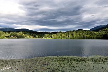 ciel couvert sur un lac canadien