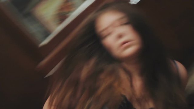 The girl dies falling to the floor in her apartment